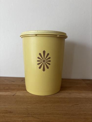 Boîte De Conservation Tupperware Ronde 2L5 – Couvercle Jaune – H19cm D15,5cm – Occasion