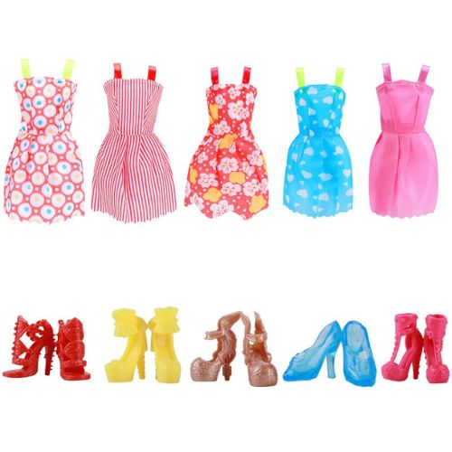 Vêtements Barbie Fashionistas Lot robes chaussures sac accessoires -146