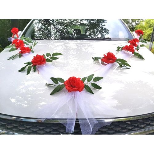 Décoration voiture pour mariage faite de rotin et de belles roses