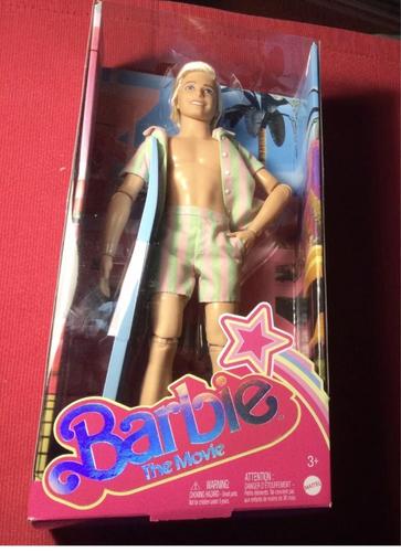Poupée Ken – Barbie Le Film – Look Plage Avec Planche De Surf – Mattel 2023 – Neuf