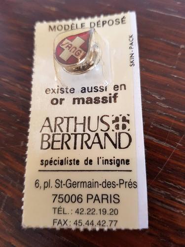 PIN'S ARTHUS BERTRAND de la série COBRA joueur et club de GOLF / bleu