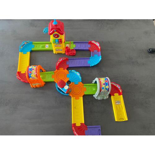 VTECH Mon circuit train interactif (+Romain, le p'tit train) - Tchou Tchou  Bolides pas cher 