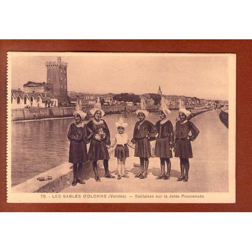 1 Cpa Les Sables D Olonne Sablaises Sur La Jetee Promenade