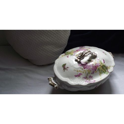 1 Lgumier Et De 2 Raviers Anciens En Porcelaine A Noter Un clat  L'intrieur Du Couvercle (2.5 Cm De Longueur Sur 9 Mm De Hauteur )