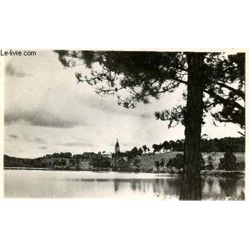 1 Photo-Carte Postale En Noir Et Blanc Dentellee De Dimension 9 X 14 Cm : Dalat (Indochine) - Le Lycee Yersin Vu De La Rive Sud Du Lac.   de COLLECTIF