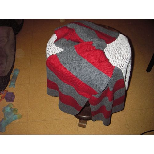 Echarpe Homme De Marque Jules Collection De Couleur Bandes Rouges ,Bandes Grises ,Laine Côtelée ,Longueur 36 Cm .