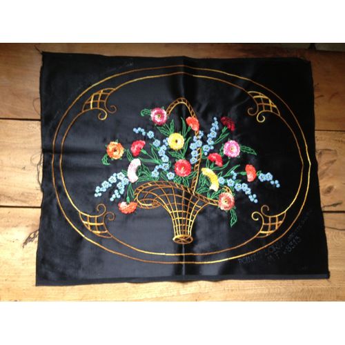 Ancien Ouvrage Ovale  52cm X 40 Cmde Broderie Panier Fleuri  Annees 1940 Sur Fond Noir
