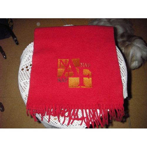 Echarpe À Franges Naf Naf  De Couleur Rouge ,Logo Naf Naf Brodé Sur Un Coté Vers Le Bas ,Longueur 120 Cm ,Largeur 8 Cm ,100% Laine .