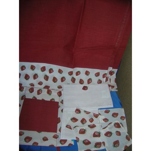 Service De Table Carré D'azur 1 Nappe 176 X 140 Cm 2 Serviettes 40 X 40 Cm 4 Sous Verres 10 X 10 Cm 1corbeille À Pain 15 X 15 X 5,5 Cm