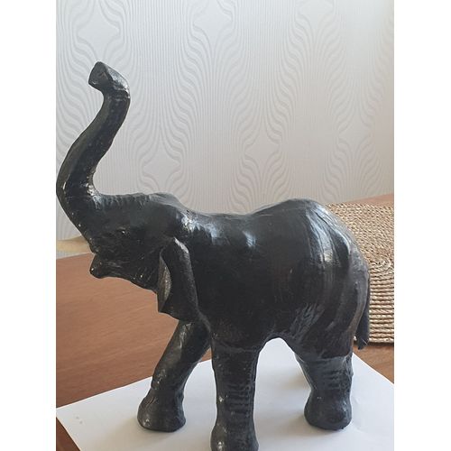 Éléphant en Papier Mâché Noir.