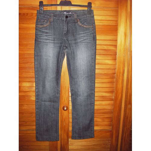 Jean Onado Denim Jeans 5 Poches ,Zippé ,Boutonné ,Fantaisies Motifs Délavés ,Poches Cloutées ,Brodées ,Gaufrées À L'arrière .