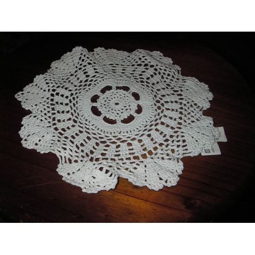 Napperon Crocheté À La Main De Couleur Blanche ,100% Coton ,Diamètre 24 Cm .