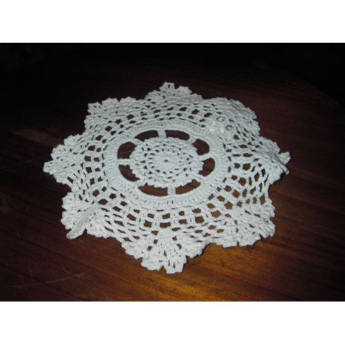 Napperon Crocheté À La Main De Couleur Blanche ,100 Coton ,Diamètre 17 Cm .