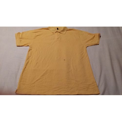 Polo La Halle Jaune Mais Avec Une Tache Etat Tres Bon