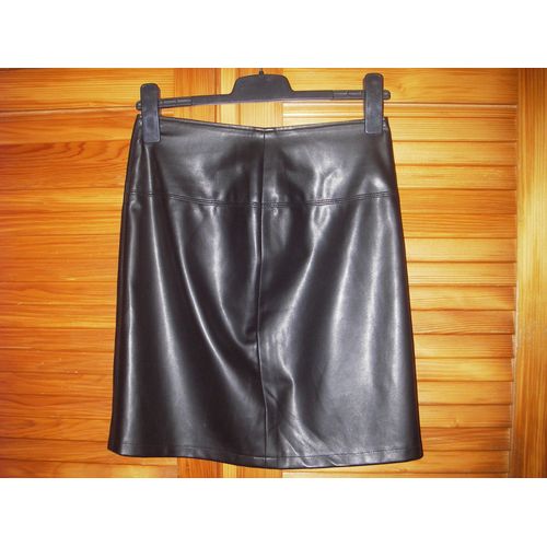Jupe Simili Cuir Jullien De Couleur Noire ,Taille 38 ,Zippée À L'arrière .
