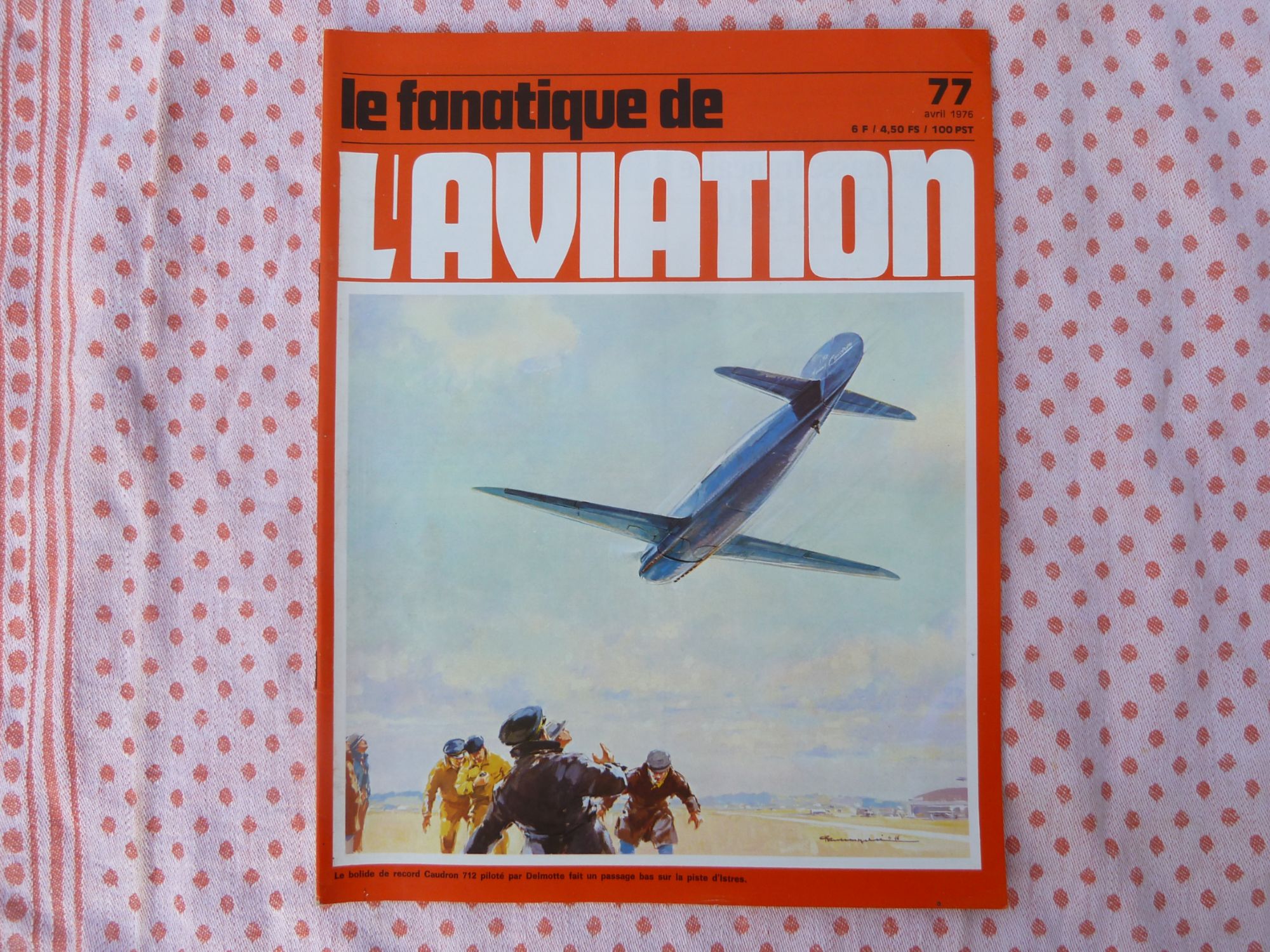 Le Fanatique De L' Aviation  N° 77 : Le Bolide De Record Caudron 712 Piloté Par Delmotte Fait Un Passage Bas Sur La Piste D'istres