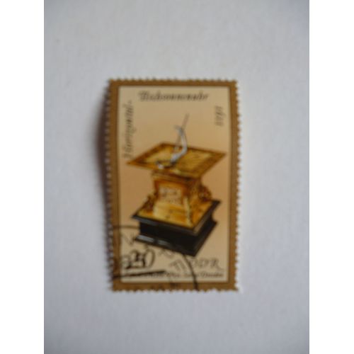 Timbre "Ddr Allemagne De L'est 1983 : Salon Maths Et Physique Dresde : Cadran Solaire Horizontal 1611".