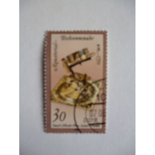 Timbre "Ddr Allemagne De L'est 1983 : Salon Maths Et Physique Dresde : Cadran Solaire Équatorial 1750".