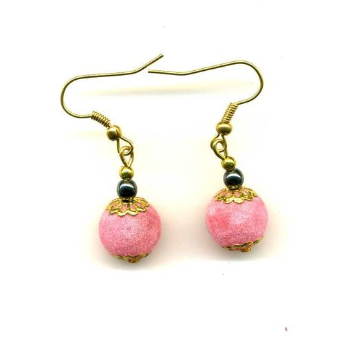 Boucles D'oreilles Acrylique Velours De Teinte Rose Avec Monture Et Coupelles En Métal Doré.