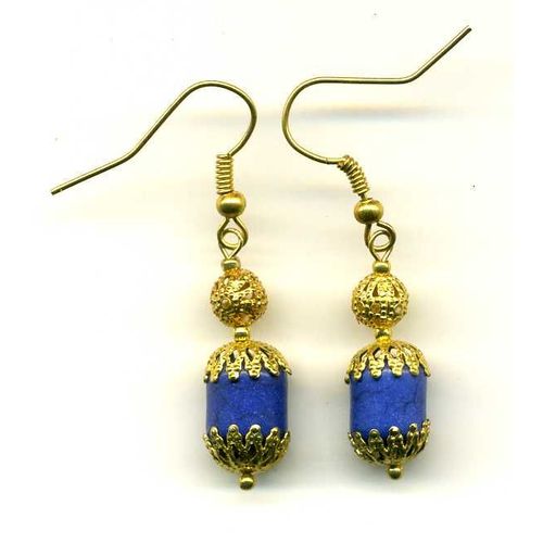 Boucles D'oreilles En Pierre Howlite De Teinte Bleue Avec Coupelles Filigranées En Métal Doré.