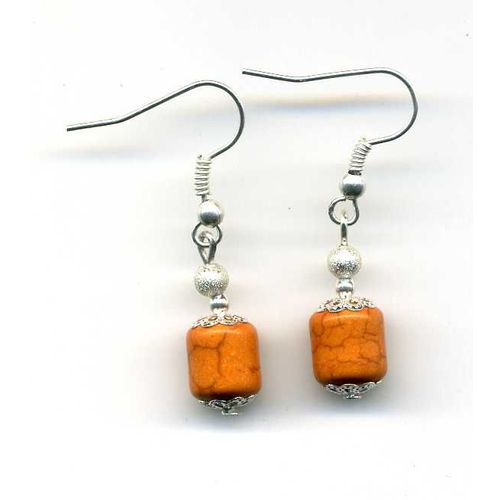 Boucles D'oreilles En Pierre Howlite De Teinte Orangée Avec Coupelles Filigranées En Métal Argenté Et Perle Granitée.