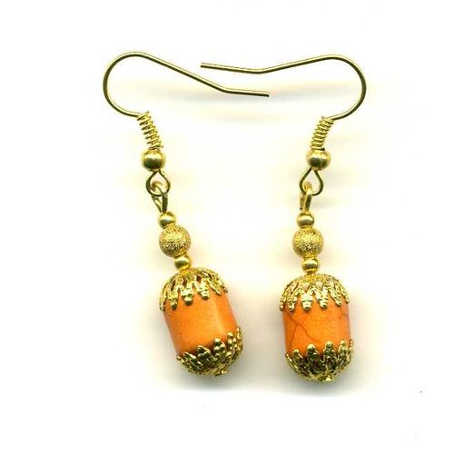 Boucles D'oreilles En Pierre Howlite De Teinte Orangée Avec Coupelles Filigranées. Montage En Métal Doré