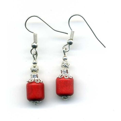 Boucles D'oreilles En Pierre Howlite De Teinte Rouge Avec Coupelles Filigranées En Métal Argenté Et Perle Filigrané.