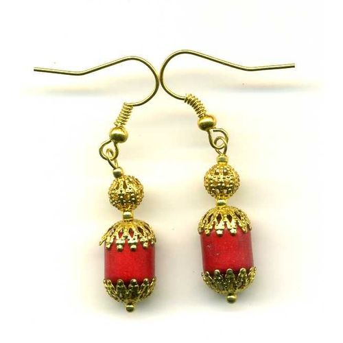Boucles D'oreilles En Pierre Howlite De Teinte Rouge Avec Coupelles Filigranées En Métal Doré.
