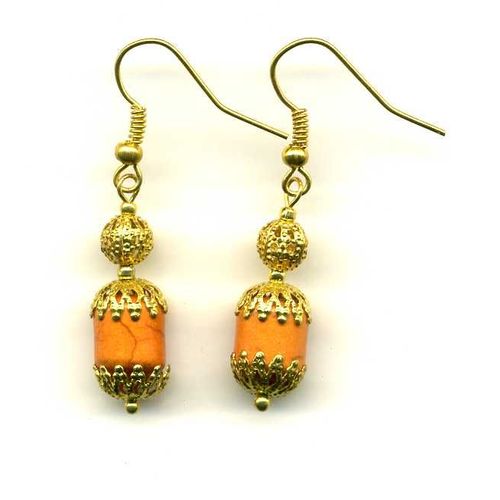 Boucles D'oreilles En Pierre Howlite De Teinte Orangée Avec Coupelles Filigranées En Métal Doré.