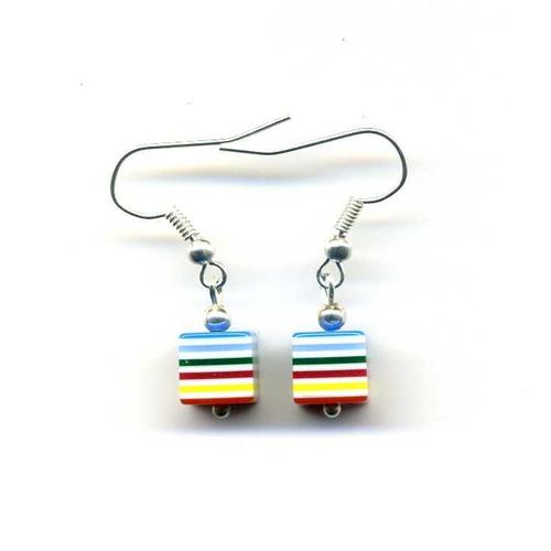 Boucles D'oreilles Cube En Résine Multicolore Avec Monture En Métal Argenté.