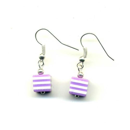 Boucles D'oreilles Cube En Résine Violette Et Blanche Avec Monture En Métal Argenté.