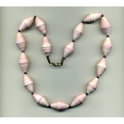 Collier En Papier Vinyle Expansé De Couleur Rose . Longueur 55 Cm. Original Et Très Léger. Pièce Unique