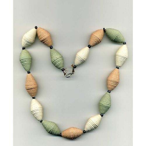 Collier En Vinyle Expansé De Couleur Verte, Rose Et Blanche Agrémenté De Petite Perles Noires. 50 Cm De Longueur. Original Et Très Léger. Pièce Unique.
