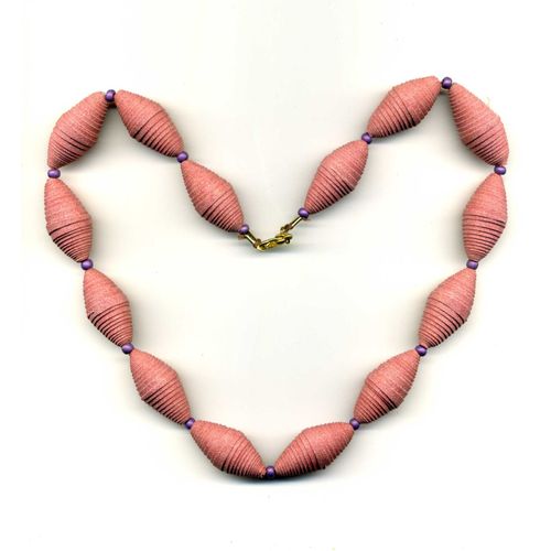 Collier En Vinyle Expansé Rose D'une Longueur De 48 Cm. Original Et Très Léger. Pièce Unique.
