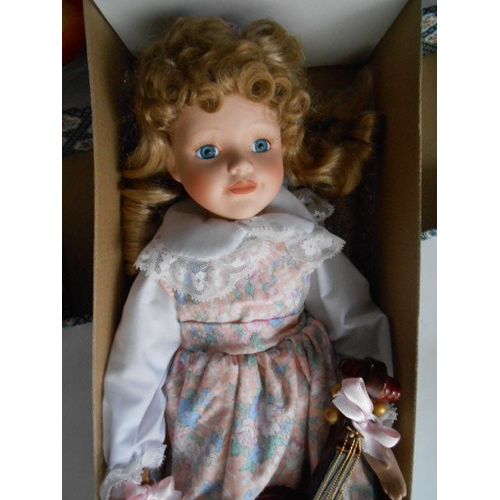 Poupée En Porcelaine Avec Instrument De Musique En Bois