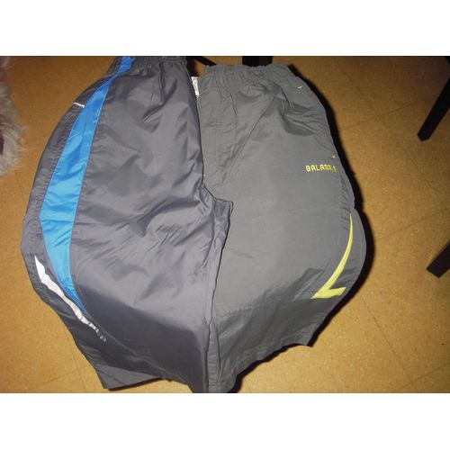 Lot De 2 Shorts Balabala ,L'un Noir À Bandes Bleues Et Blanches Sur Les Cotés,L'autre Gris ,Logos Et Bandes Jaunes ,Poches En Biais Sur Les Cotés À L'avant ,Taille Élastiquée ,Taille 140/157 .
