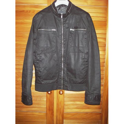 Blouson Col Rond Célio De Couleur Noire ,Taille L ,Entièrement Doublé ,Fermeture Zippée ,2 Poches Zippées Sur La Poitrine,2 En Biais Au Bas À L'extérieur ,2 Poches Boutonnées + 1 Pochette Intérieures.