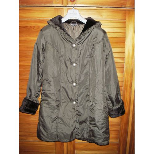 Manteau Col Imitation Fourrure De Marque Blanche Porte ,De Couleur Marron ,Taille 38/40 ,Biais Froncé Au Col ,Manches Finition Imitation Fourrure ,Bande Froncée Sur Les Cotés ,Découpe Princesse .