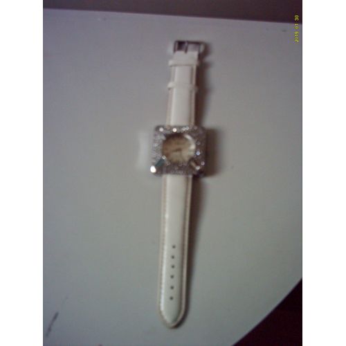 Montre Fantaisie En Blanc Pour Femme.