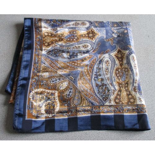 Très Grand Carré De Soie Synthétique Se Portant En Étole - Imprimé, Couleur Dominante Bleue - 1m20x1m20 Environ - Jamais Porté