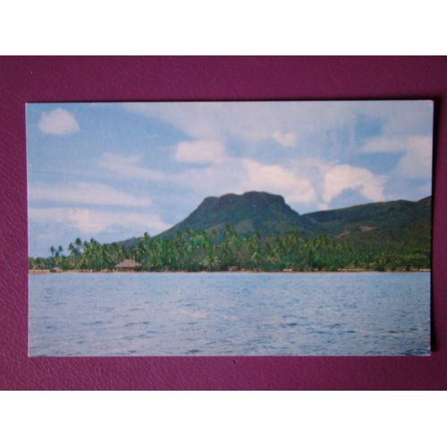 Tahiti - Tapioi, Mont Caractéristique D'uturoa, Raiatea. Au Pied De La Montagne, S'étend L'aérodrome D'uturoa, Construit Avec Des Coraux Tassés Recouverts De Sable Blanc