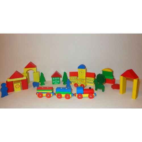 train et petite ville en bois à construire  32 pieces tobis