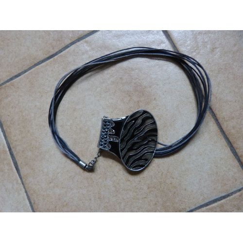 Collier Couleur Noir Dominant