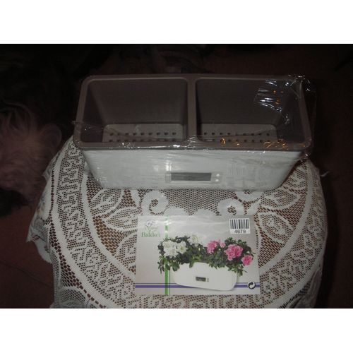 Jardinière Double Dotée D'une Horloge ,Calendrier , Écran Lcd ,De Marque Bakker ,En Pvc Résistant De Couleur Extérieur Blanc ,Intérieur Marron ,Dimensions :25 X 10  X 12,5 Cm . 