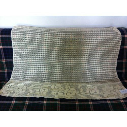Ancien Rideau De Dentelle Mécanique  De 75cm De Hauteur  Et De 118cm De Largeur Assemblé À 'une Bande Au Crochet Manuel (Motif De Roses) De  21cm De Hauteur