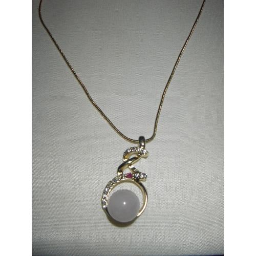 Collier ,Chaine Serpentine En Alliage Laiton Plomb ,Dorée À L'or 750°/00 ,Pendentif Réhaussé De 16 Perles De Verre Facettées De 0, 16 Cm ,D'un Quartz Rose Véritable De 1 Cm ,D'un Rubis Véritable .