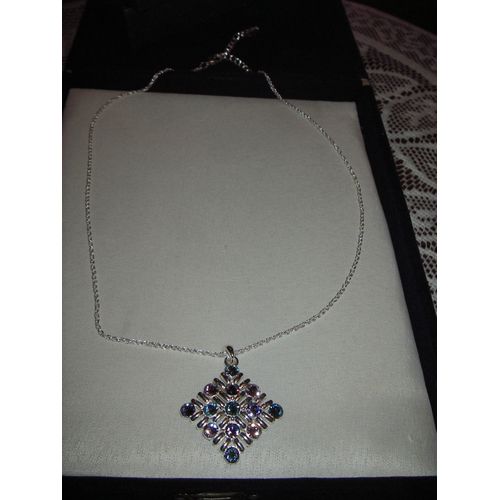 Collier Lumineux Pendentif Losange Orné De 13 Swarovski Éléments Multicolores  ,Chaine En Métal Argenté ,Longueur Collier 45 Cm + 5 Cm De Chaine Ajustable .