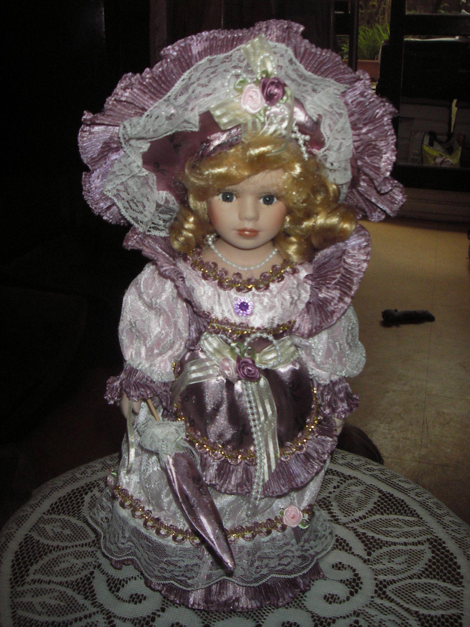 Poupée en porcelaine cousue à la main La Princesse dans une robe verte -  53,3 cm