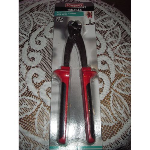 Tenaille en acier sablé, manche bi-matière, de marque POWERFIX, de couleur rouge et noire, longueur 230 mm.