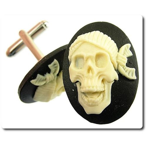 Boutons De Manchettes   Camée En Résine Pirate